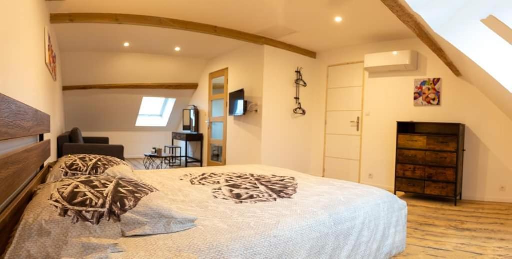 Cyris - Chambres Duplex Climatisees - Spa & Piscine Centre Ville Saint-Germain-des-Fosses المظهر الخارجي الصورة